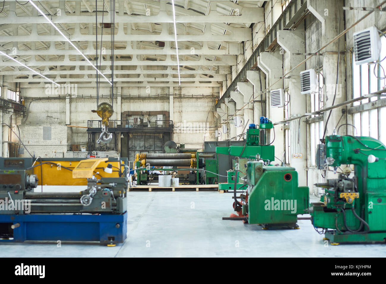 Personne à atelier industriel avec grue de construction, de forage et de machines de soudage Banque D'Images