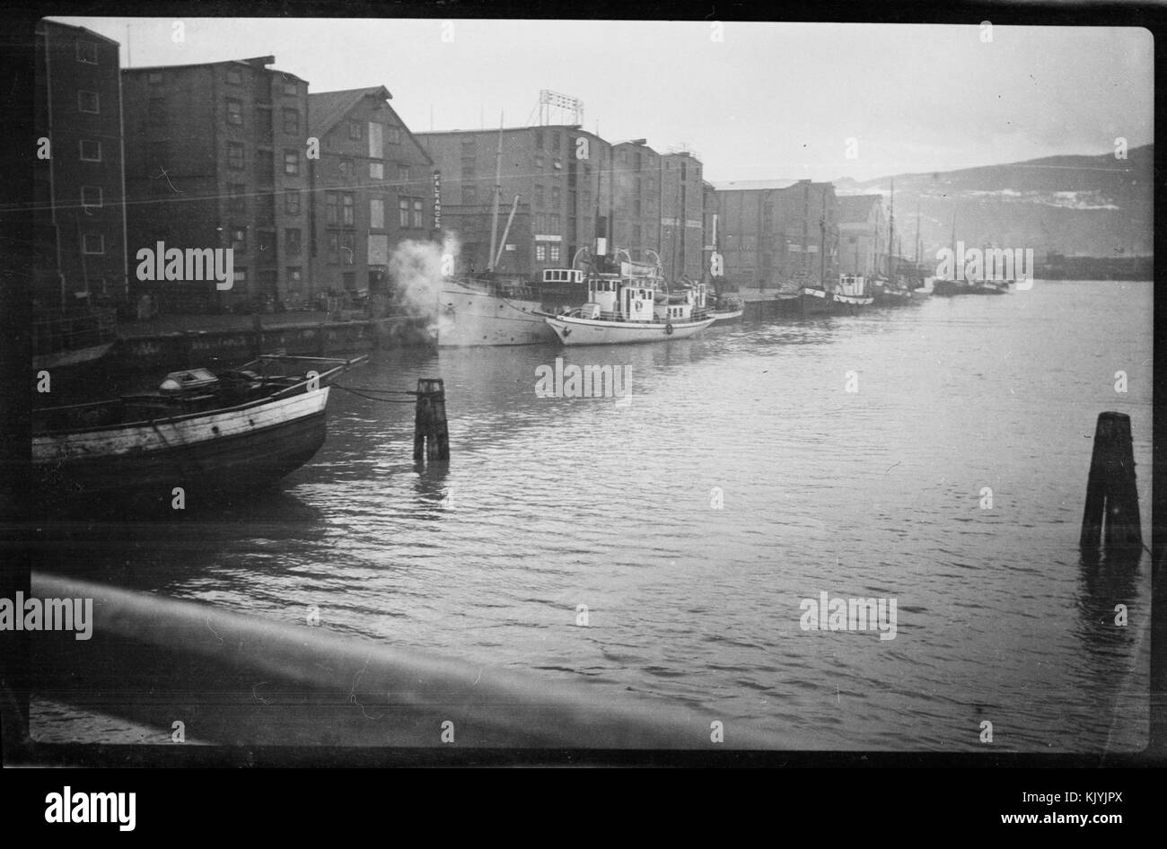 Photographies prises par un soldat allemand pendant la seconde Guerre mondiale, montrant des scènes de la guerre dans une zone urbaine et portuaire. Les images donnent un aperçu de la vie quotidienne pendant l'occupation allemande. Banque D'Images