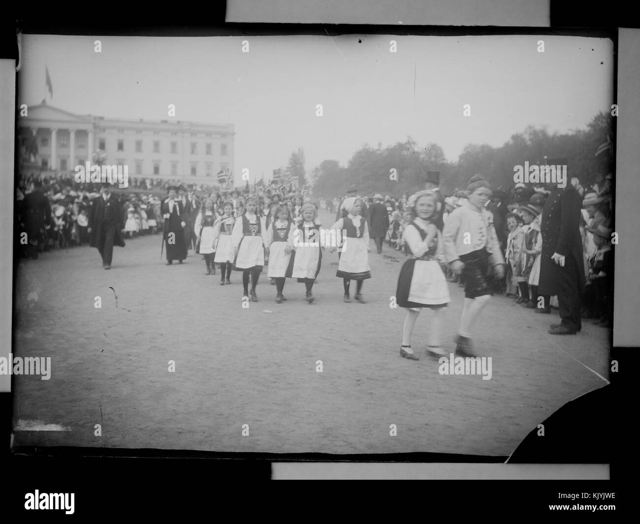 Une photographie capturant le défilé du jour de la Constitution norvégienne (Folketog) le 17 mai, mettant en vedette des participants en tenue traditionnelle célébrant la fierté nationale. Banque D'Images