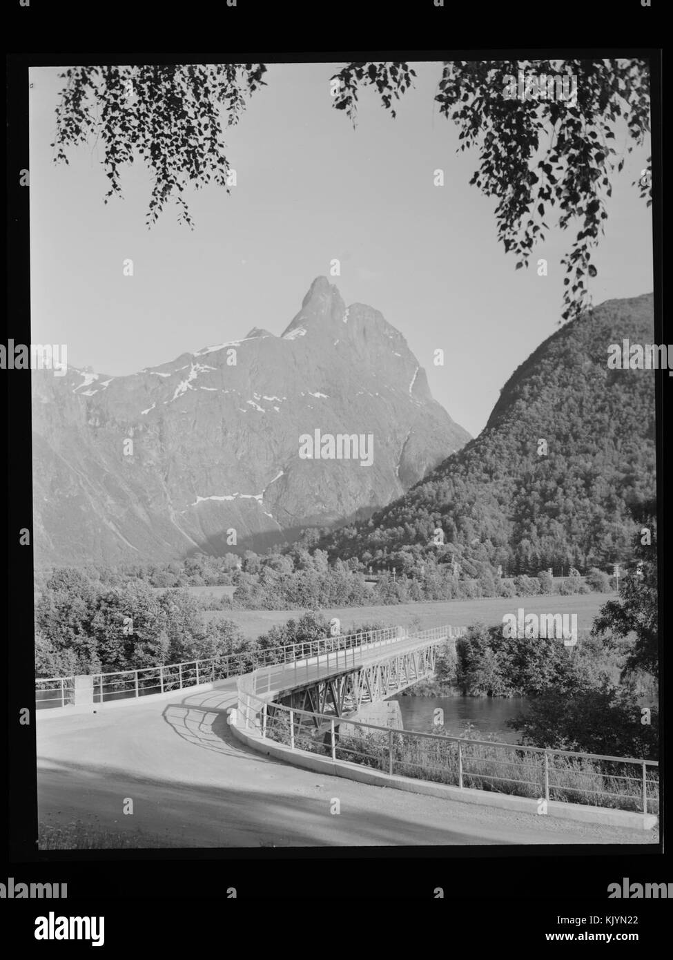 Une photographie numérique de Romsdalshorn, un sommet de montagne important en Norvège, montrant sa forme distinctive et la beauté naturelle environnante de la vallée de Romsdal. Banque D'Images