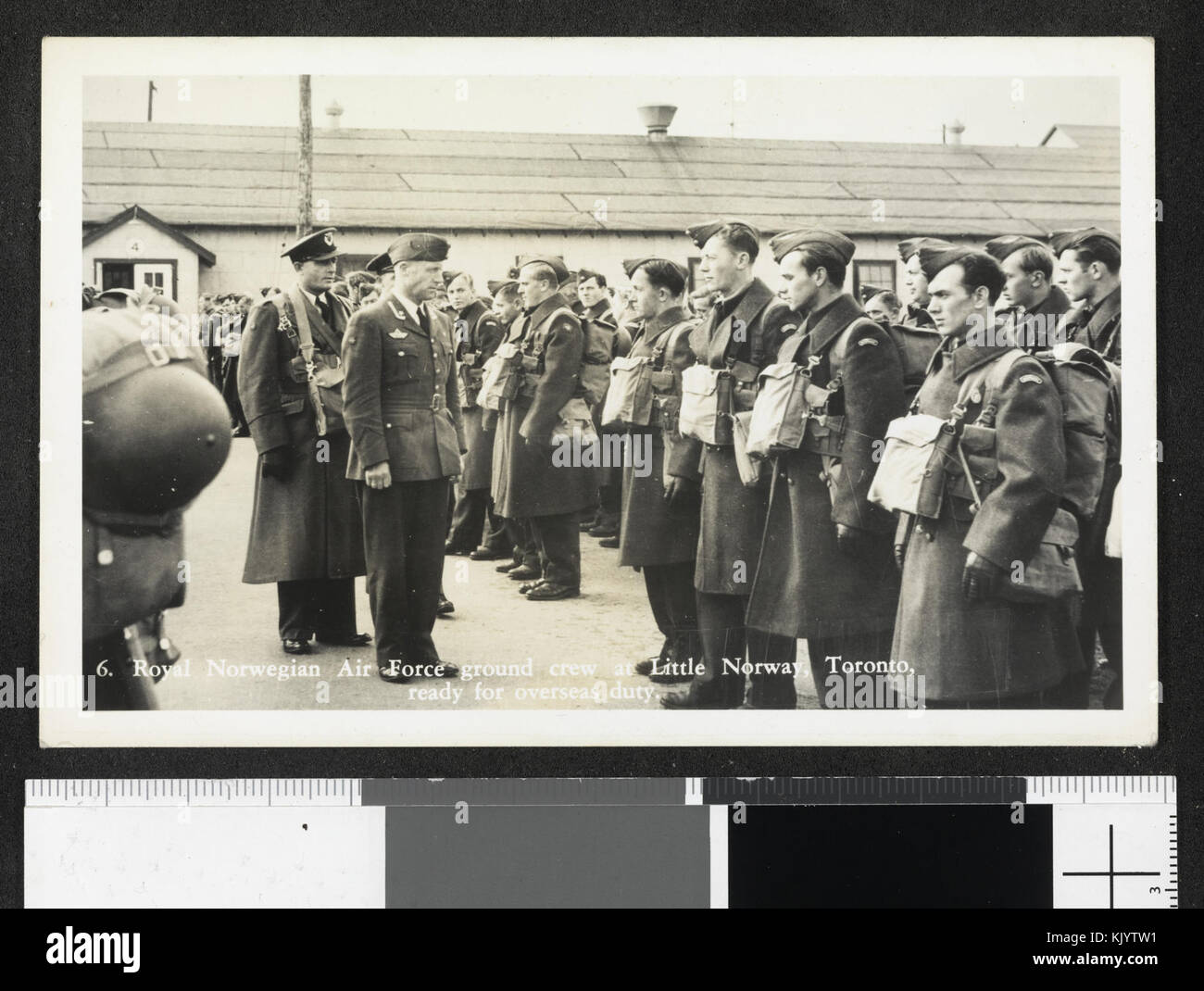Cette photographie de Little Norway, à Toronto, montre l'équipage au sol de la Royal Norwegian Air Force qui se prépare à un déploiement outre-mer pendant la seconde Guerre mondiale. Le personnel est représenté en uniforme militaire, prêt à servir. Banque D'Images