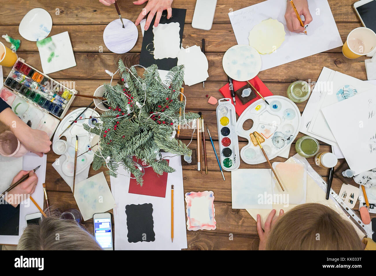 La créativité, dessin, illustration concept. Vue de dessus de la table de travail d'artistes et illustrateurs avec watercolores, pinceaux, feuilles de papier et de la direction générale de l'arbre merveilleux de conifères Banque D'Images