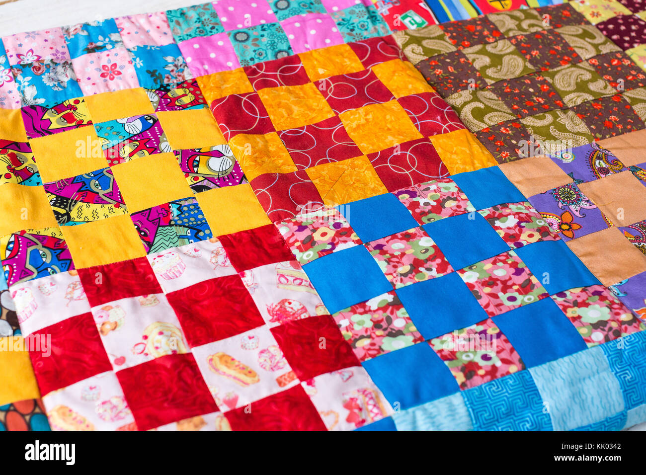 Fabrication De La Decoration De L Interieur Concept Joli Couvre Lit Fait A Partir De Pieces De Materiau Colore Invisiblement Stiched Ensemble A L Aide De Mosaique Teqnique Sauvagement Repandu En Russie Et En Asie