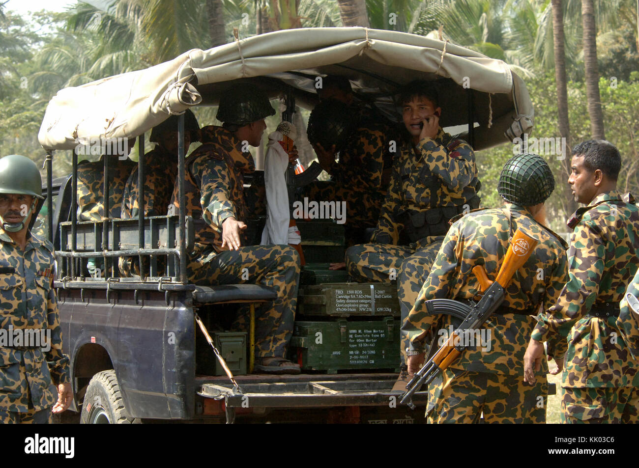 Dhaka, Bangladesh - 26 février 2009 : Bangladesh garde-frontières transporter des munitions à leur siège social à Dhaka, au Bangladesh. bord bangladais mutiné Banque D'Images