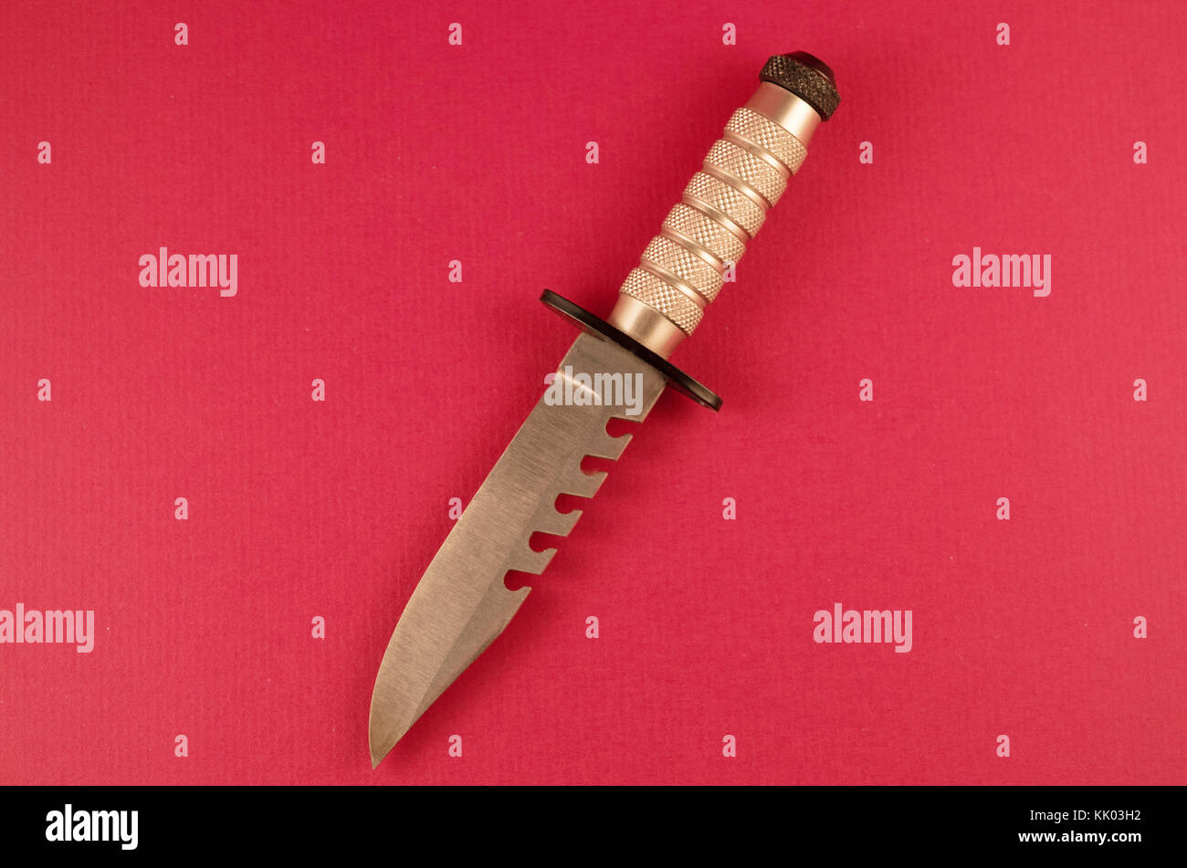 Une trousse de survie contenant des couteaux composé d'hameçons, fil, et correspond à Banque D'Images