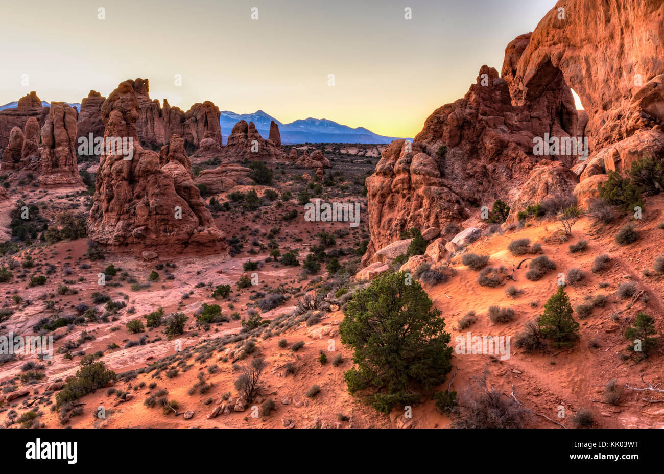 Les ailerons et le sud rock arche naturelle de la fenêtre dans la section windows de Arches national park, près de Moab, Utah Banque D'Images