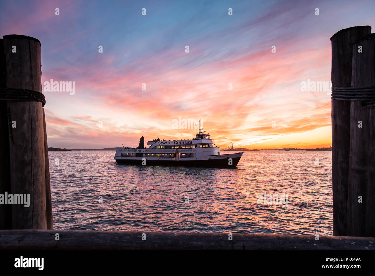 Cruise line navire 'Statue de la Liberté' au coucher du soleil à New York City Banque D'Images