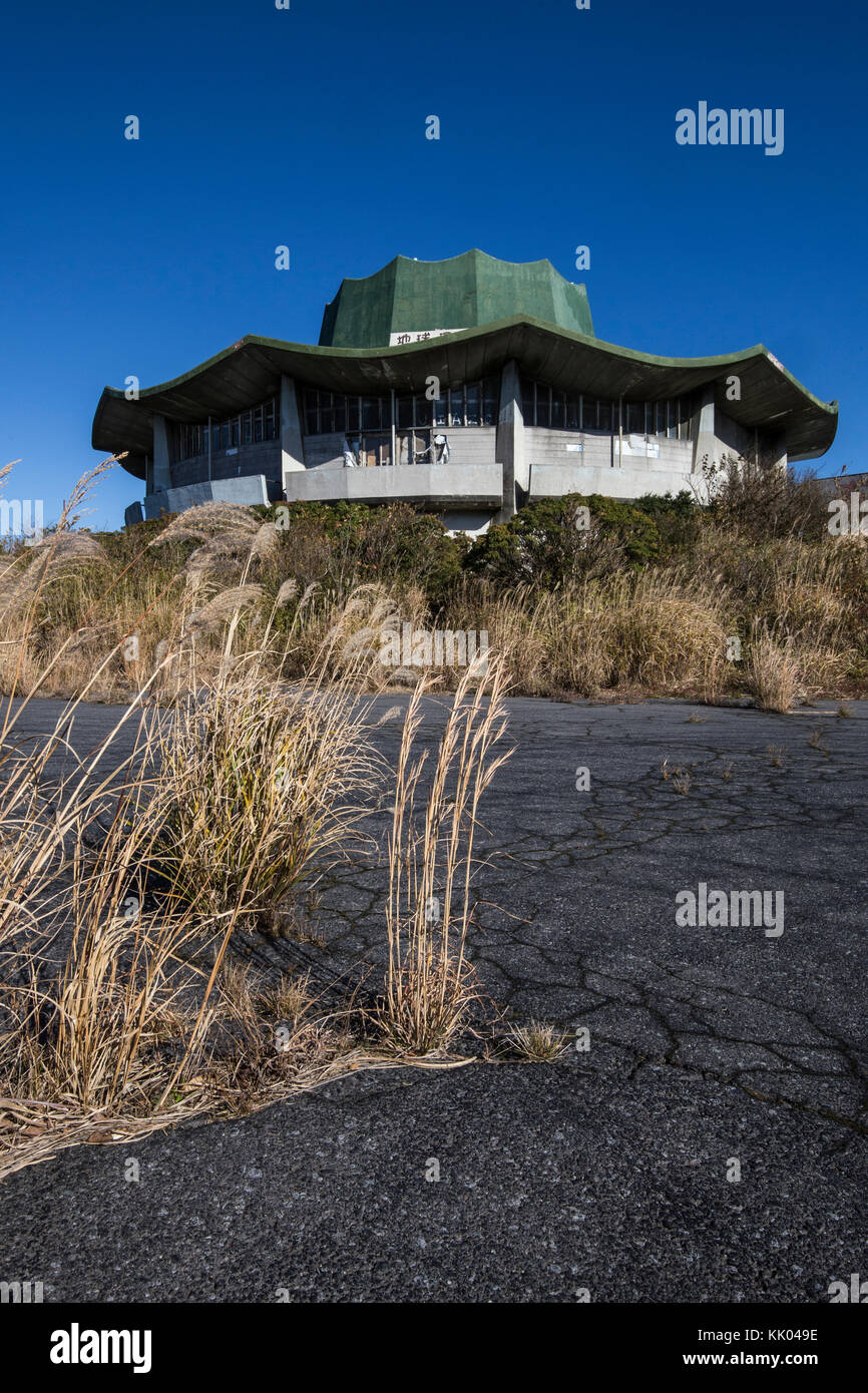 Drive-in Kurotake Haikyo - Le Drive-in Kurotake se trouve le long de la Skyline Drive d'Izu. Bien qu'il n'y a pas de 'ne pas entrer' signes il y a des chaînes un Banque D'Images