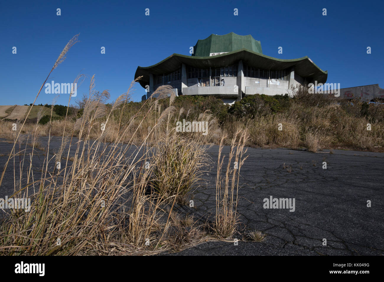Drive-in Kurotake Haikyo - Le Drive-in Kurotake se trouve le long de la Skyline Drive d'Izu. Bien qu'il n'y a pas de 'ne pas entrer' signes il y a des chaînes un Banque D'Images