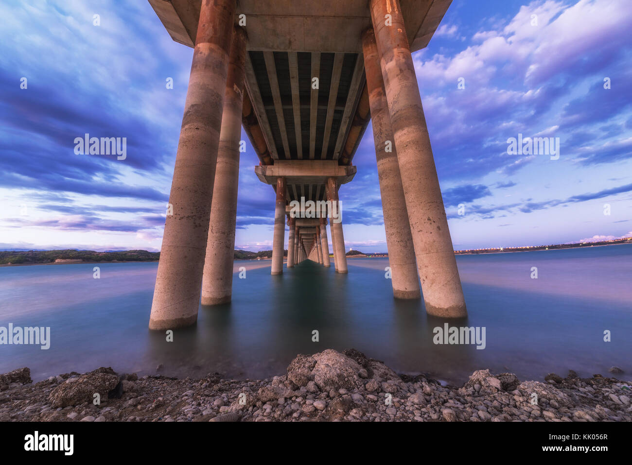 Une longue exposition photo de jolie pseudo-mars sous le pont Banque D'Images