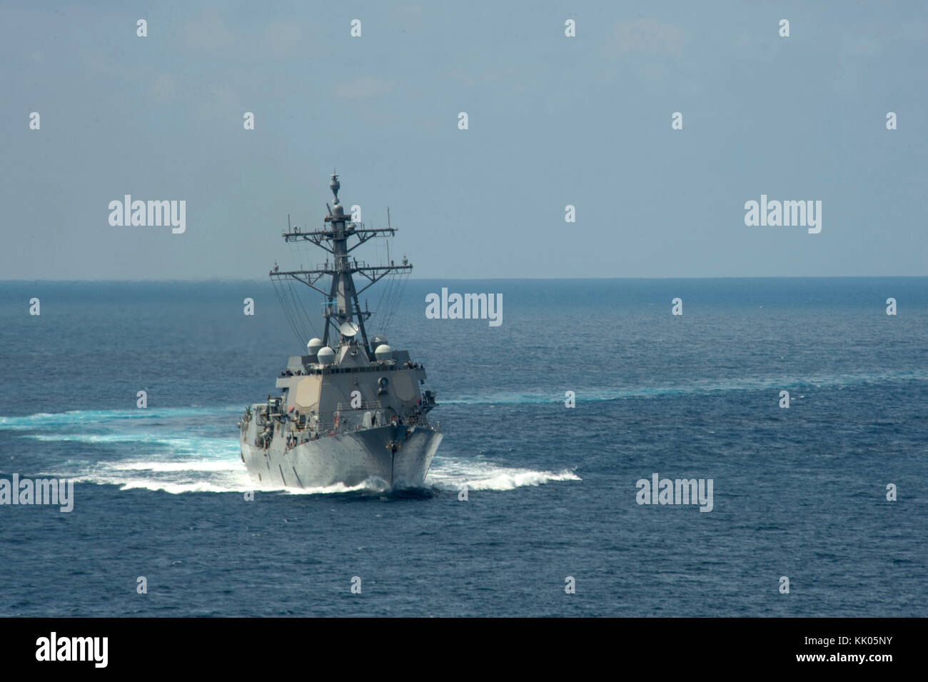USS Pinckney (DDG 91) manœuvres et s'approche du navire de marchandises sèches et de munitions USNS Amelia Earhart (T-AKE 6) en préparation d'une reconstitution-at-s Banque D'Images
