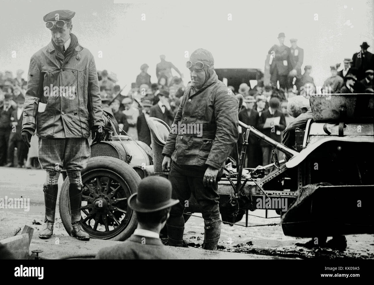 La Coupe Vanderbilt 1908, une prestigieuse course automobile qui se tient à long Island, New York. Cette édition particulière a été suivie par William Kissam Vanderbilt II, figure clé du développement du sport automobile en Amérique. Banque D'Images
