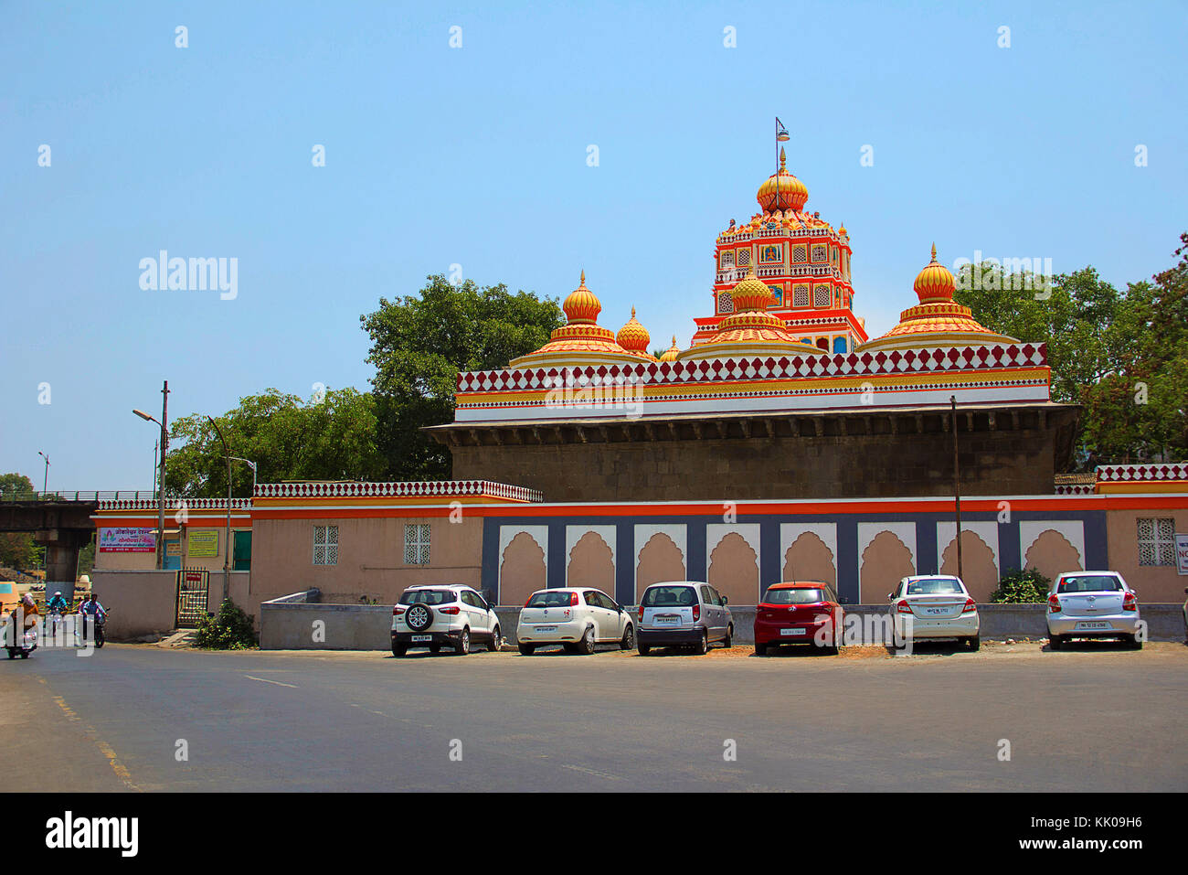Vue extérieure avec dômes colorés, temple Omkareshwar, Pune Banque D'Images