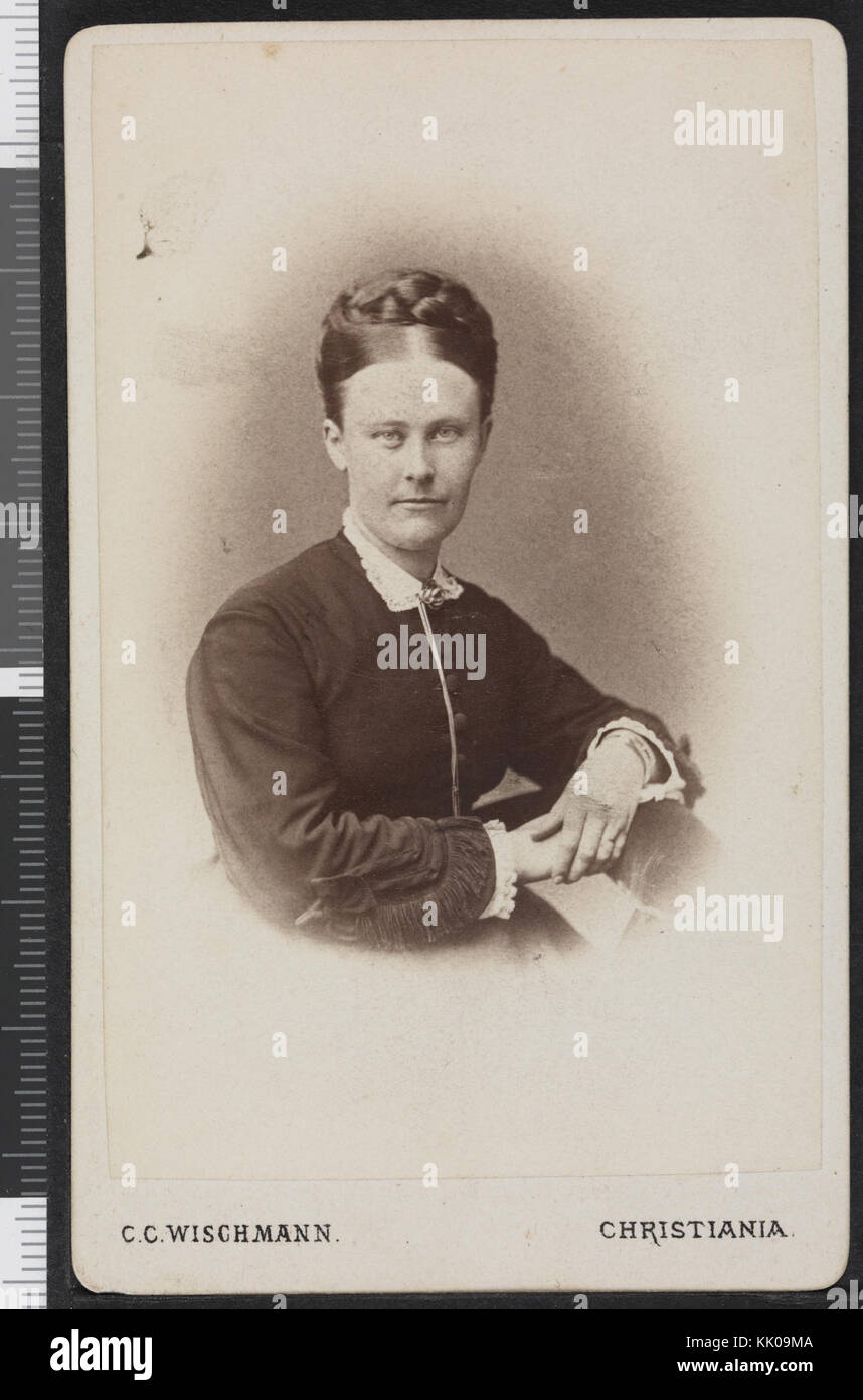 Ce titre norvégien se traduit par 'Portrait de femme non identifiée'. L'image est probablement une photographie d'une femme dont l'identité est inconnue, capturée dans un contexte historique ou artistique. Banque D'Images Ce titre norvégien se traduit par 'Portrait de femme non identifiée'. L'image est probablement une photographie d'une femme dont l'identité est inconnue, capturée dans un contexte historique ou artistique. Banque D'Images