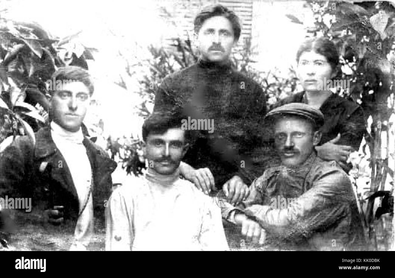 Cette image montre des membres de Hashomer, une organisation de défense juive établie au début du XXe siècle en Palestine. Le groupe a joué un rôle important dans le développement de la milice juive pendant la période pré-étatique d'Israël. Banque D'Images