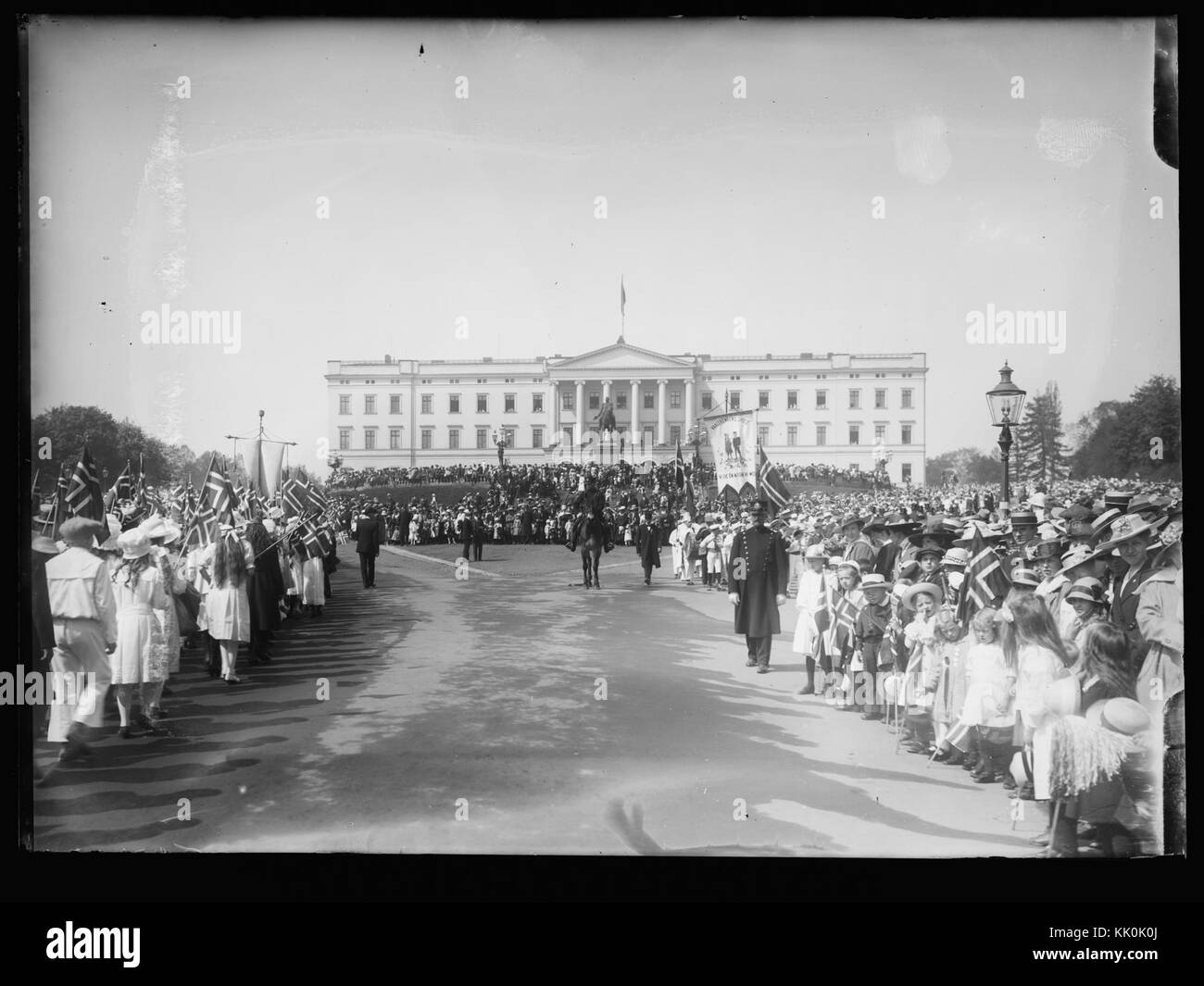 Cette photographie prise le 17 mai 1918 représente un événement ou une célébration en Norvège, probablement lié à la fête nationale norvégienne. La date évoque un moment historique de la première Guerre mondiale, symbolisant la fierté et l'unité nationales. Banque D'Images