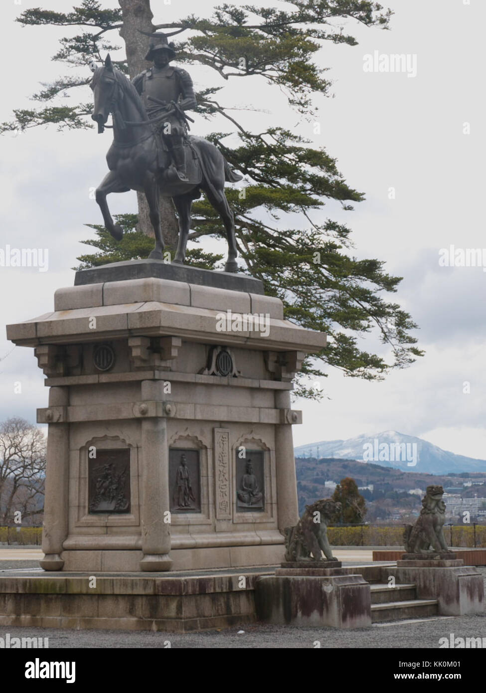 Cette image représente la statue de Masamune date, un célèbre samouraï japonais. La statue, située au Japon, honore son héritage en tant que chef militaire et fondateur du clan date, mettant en valeur son importance historique. Banque D'Images