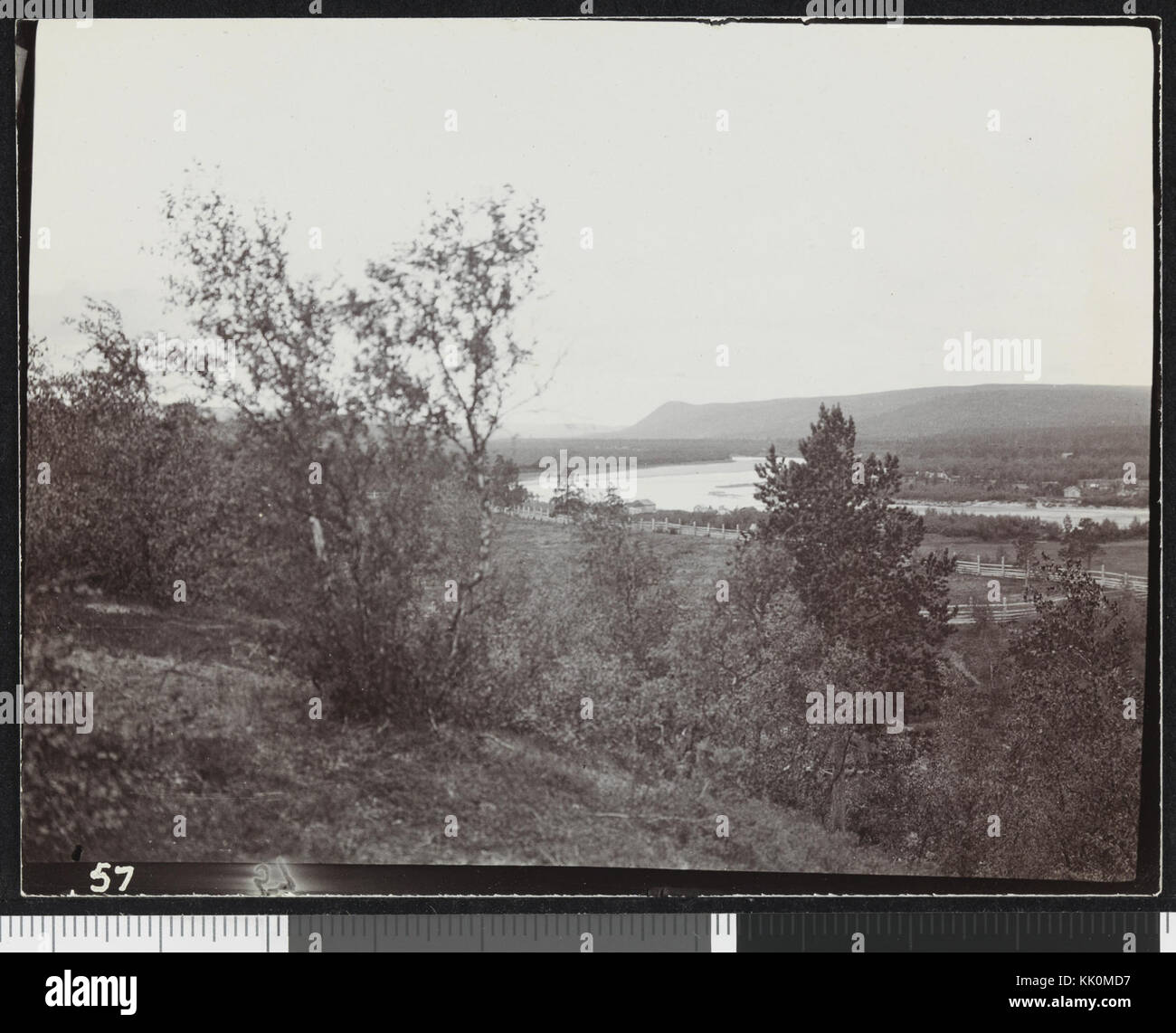Photographie prise depuis la ville de Karasjok, Norvège, montrant une vue de l'autre côté de la rivière. L'image donne un aperçu du paysage naturel et de l'environnement rural de la région. Banque D'Images