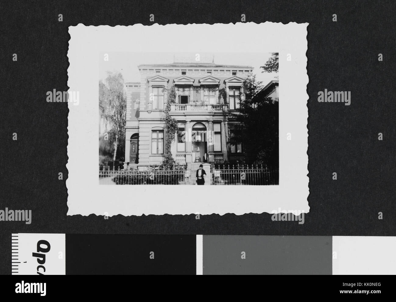 Photographie d'une femme debout devant un manoir, qui fait partie des archives photographiques numériques norvégiennes. Banque D'Images Photographie d'une femme debout devant un manoir, qui fait partie des archives photographiques numériques norvégiennes. Banque D'Images