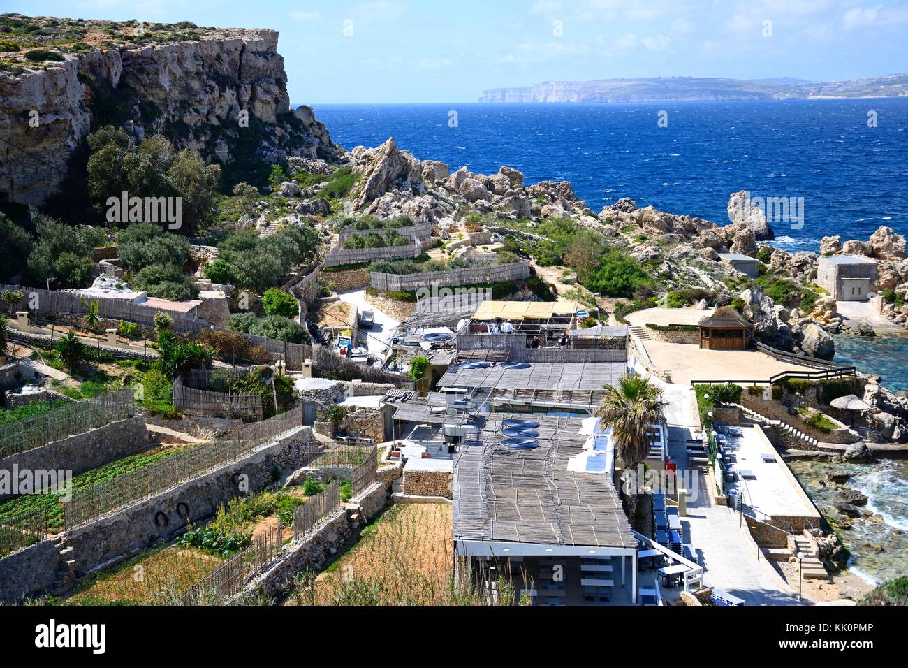 Les parcelles de cultures en terrasses sur la côte avec des vues vers Comino et Gozo, paradise bay, Malte, l'Europe. Banque D'Images
