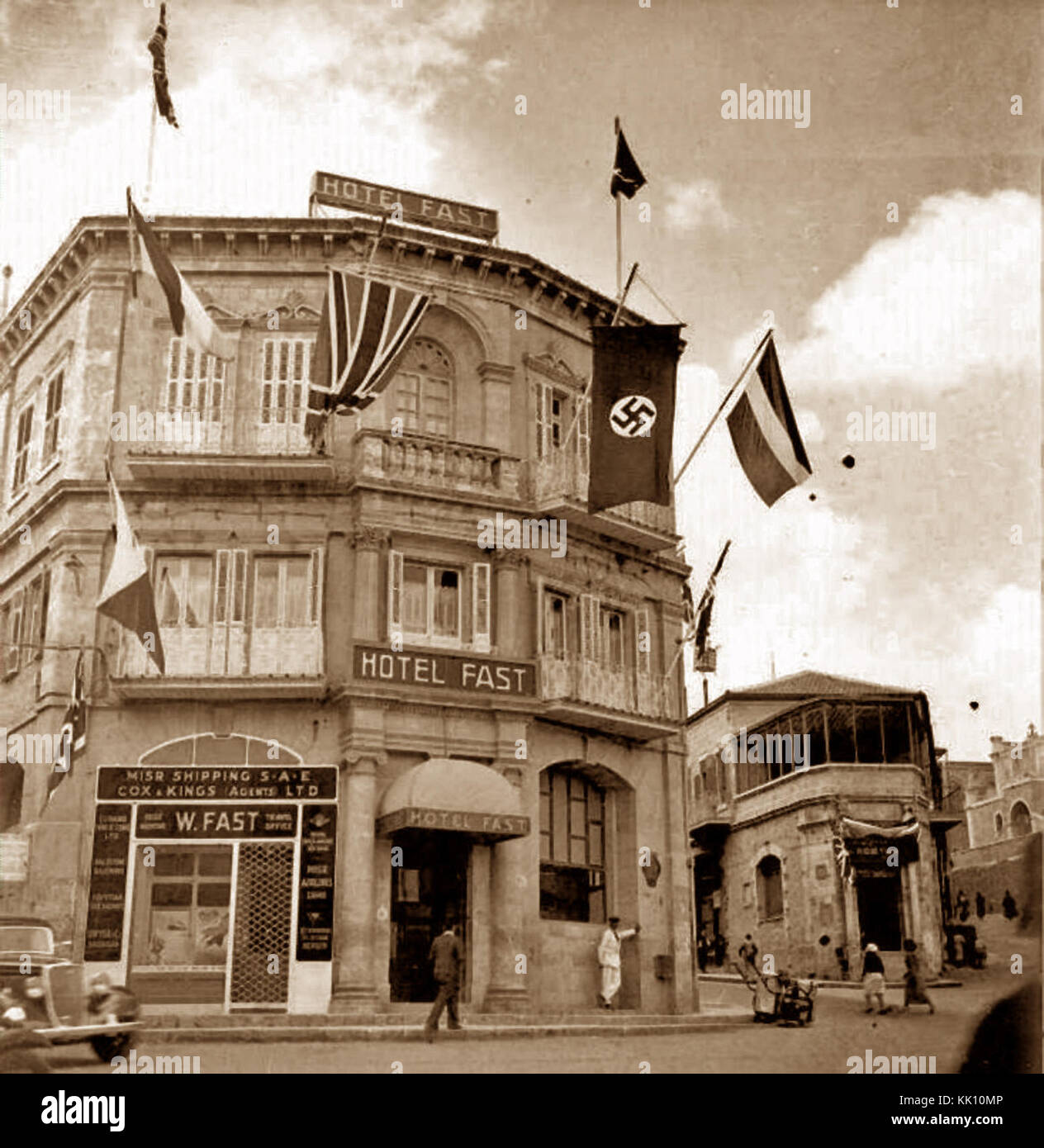 Cette image représente un drapeau svastika à Jérusalem, reflétant la présence de symboles nazis pendant la première Guerre mondiale la svastika représente l'influence et l'occupation du régime nazi dans diverses régions pendant la guerre. Banque D'Images