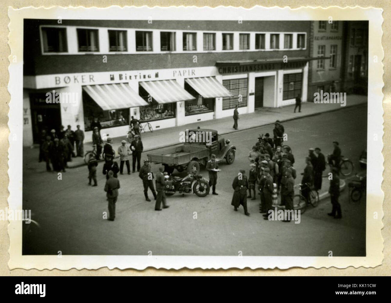 Cette photographie de 1941 capture le chaos de la circulation à Kristiansand, en Norvège, pendant les premières années de la seconde Guerre mondiale. L'image fournit un instantané de la vie en Norvège occupée sous contrôle allemand. Banque D'Images