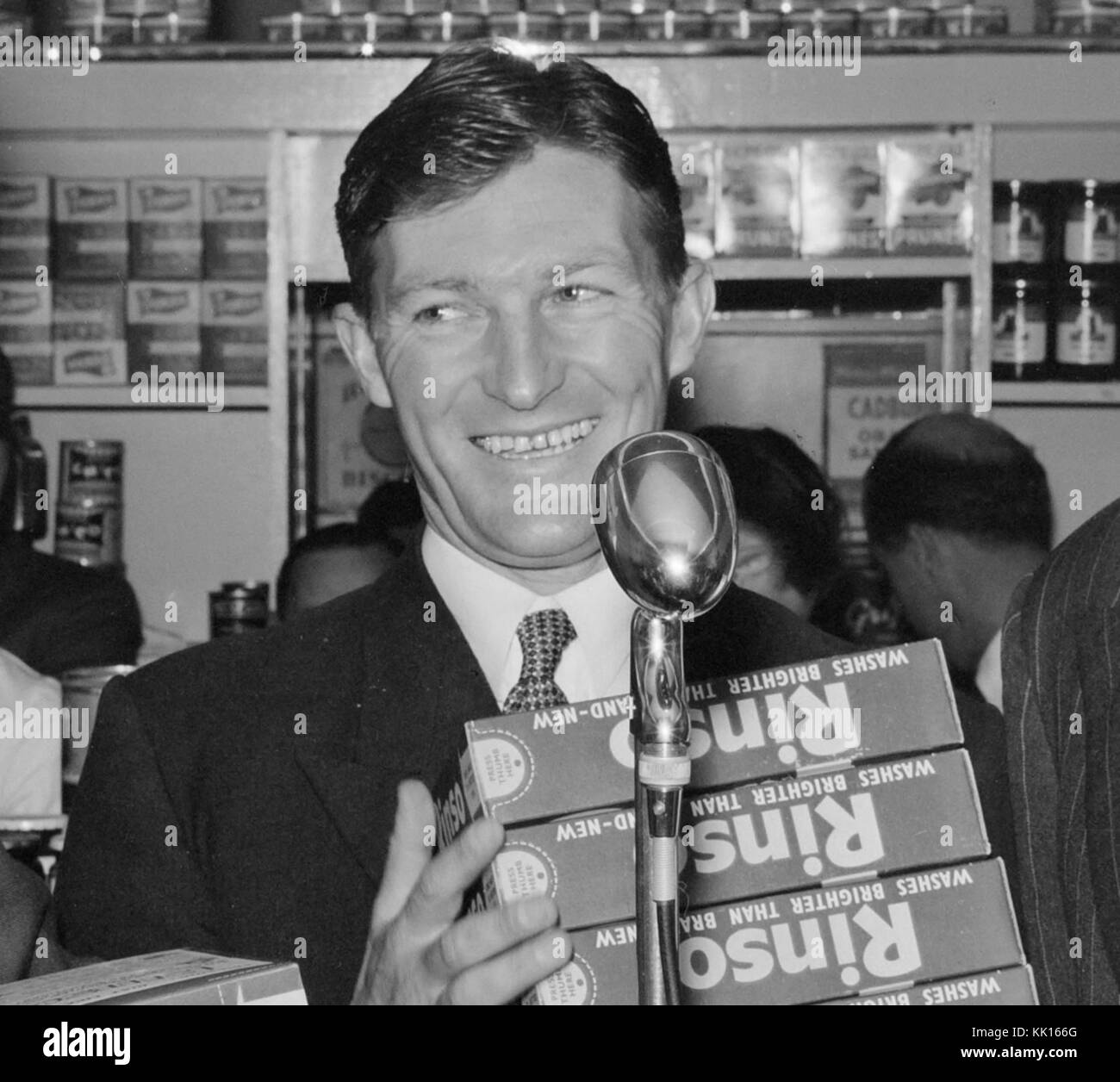 Sir Edmund Hillary, Selwyn Toogood, et un homme non identifié, avec donner produits Rinso à l'ouverture de la semaine de la boutique d'auto-assistance, Lambton Quay, Wellington, 1956 (portrait) Banque D'Images