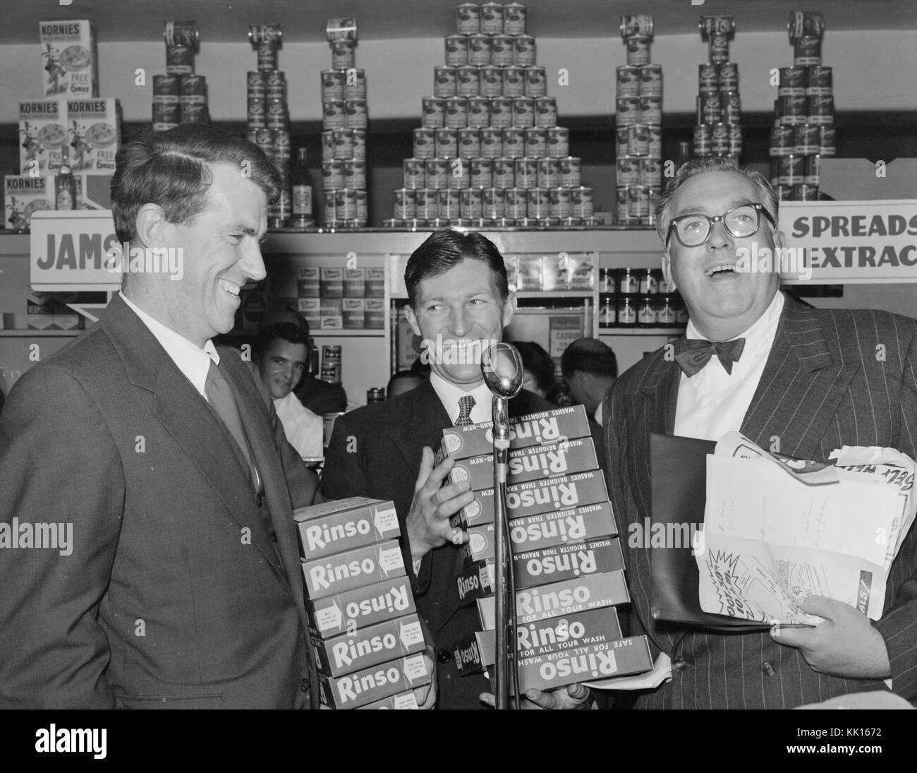 Sir Edmund Hillary, Selwyn Toogood, et Joseph Holmes Miller, avec donner Rinso produits à la semaine d'ouverture du magasin d'auto-assistance, Lambton Quay, Wellington, 1956 Banque D'Images