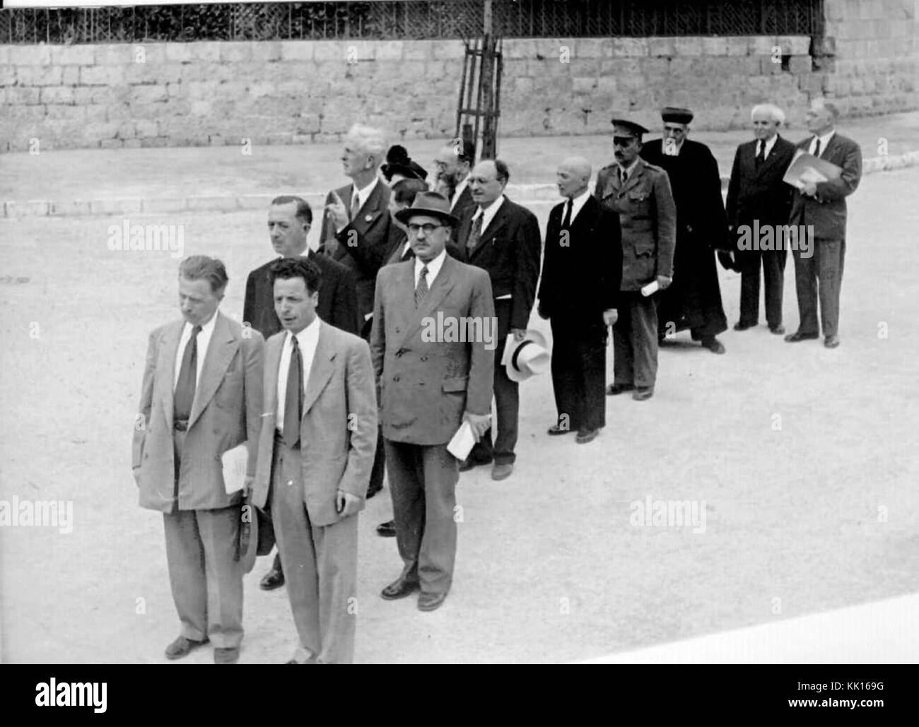 Cette photographie montre des dirigeants yishouv rencontrant James McDonald, le diplomate américain, à Jérusalem en 1947. La réunion s'est déroulée dans le contexte de l'évolution politique entourant la création d'Israël. Banque D'Images