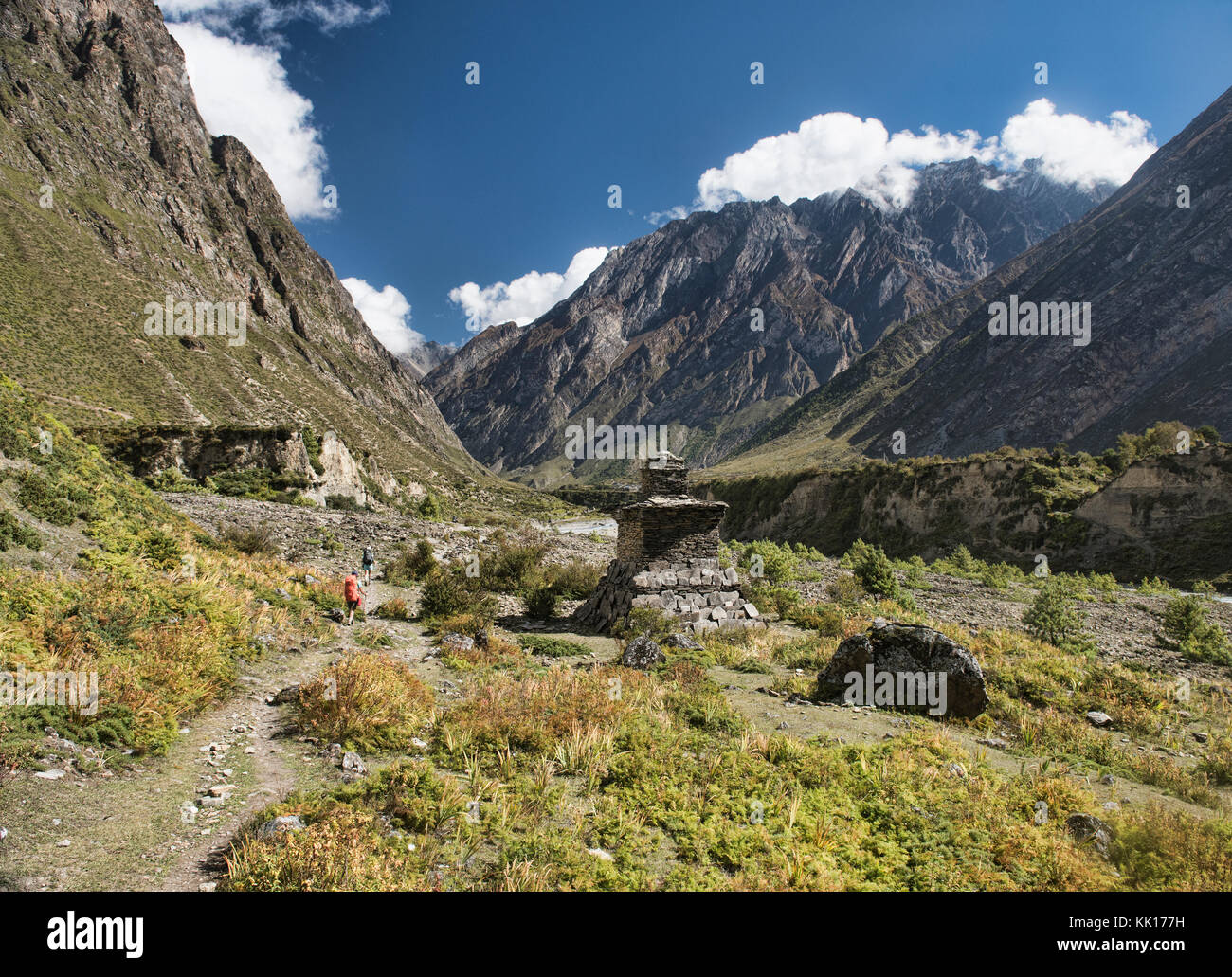 Randonnée près de la frontière du Tibet dans la vallée de tsum à distance Banque D'Images