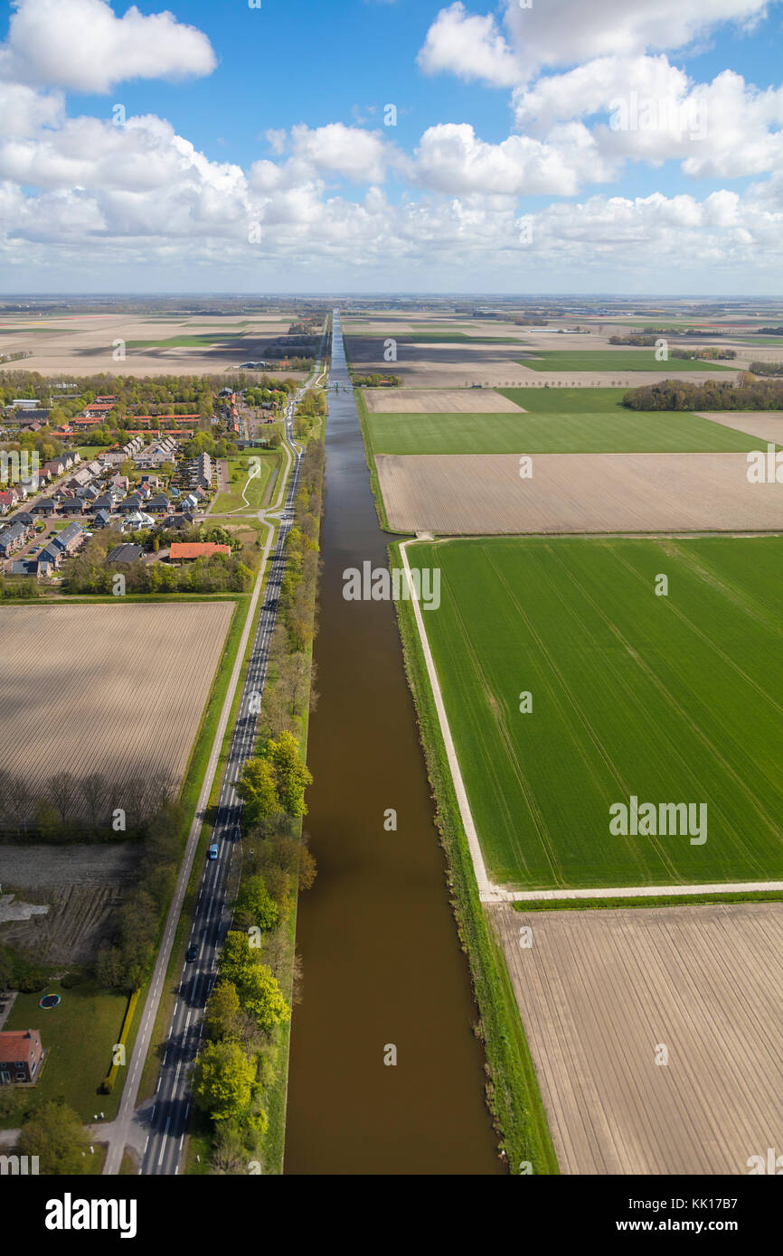 Canal droit et long, à côté de la route, près d'Amsterdam, Hollande du Nord, Pays-Bas Banque D'Images