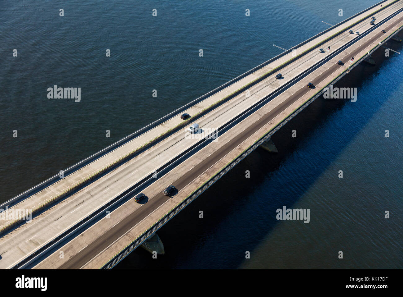 Vue aérienne de l'ketelbrug est pont enjambant la ketel-lac entre le noordoostpolder et l'est de flevopolder Banque D'Images