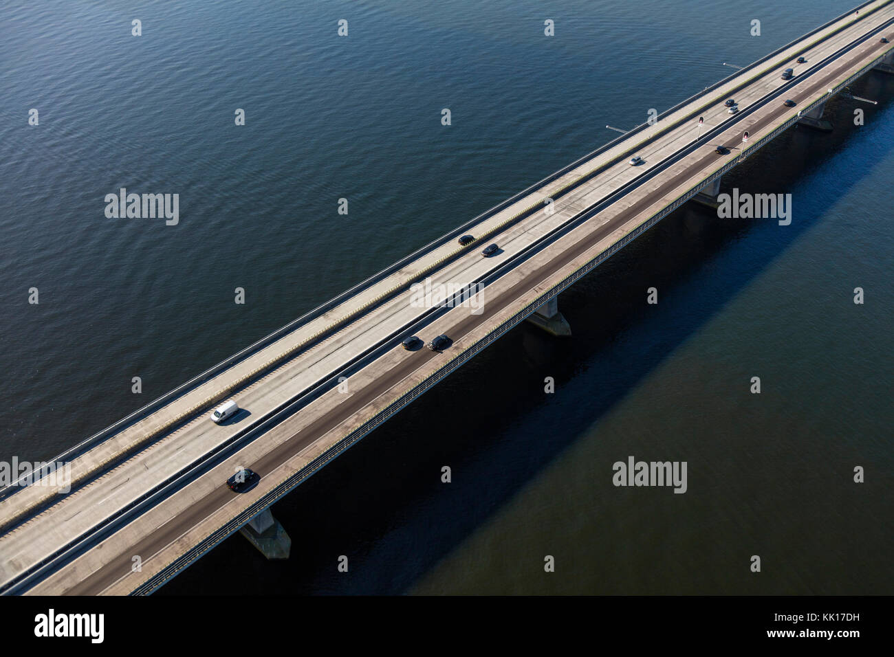 Vue aérienne de l'ketelbrug est pont enjambant la ketel-lac entre le noordoostpolder et l'est de flevopolder Banque D'Images
