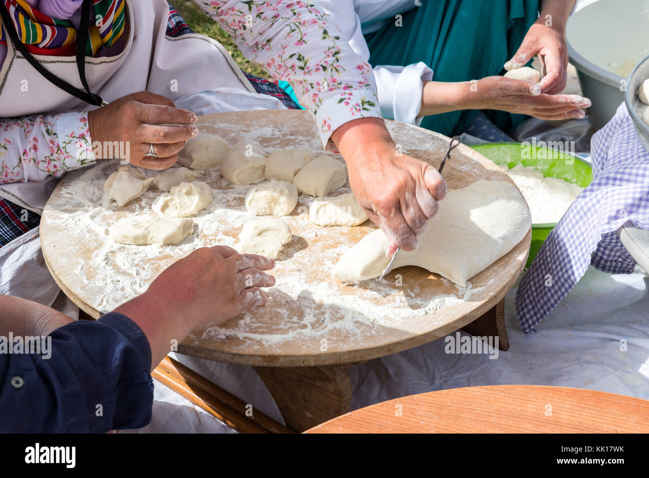 Femme préparer des pâtisseries turques traditionnelles de yufka(gozleme) avec leurs mains.Istanbul,Turquie - le 13 mai 2017 Banque D'Images