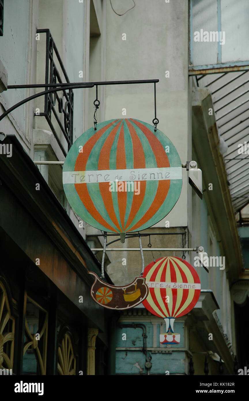 Terre de Sienne boutique façade décorée de montgolfière vintage toys, Paris, France Banque D'Images