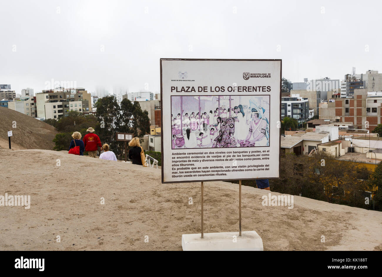 Inscrivez-vous à la Plaza de los Oferentes au célèbre ancienne culture Lima pré-Inca Huaca Pucllana ou Huaca Juliana site archéologique, Miraflores, Lima, Pérou Banque D'Images