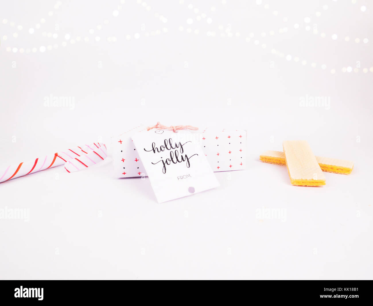 Décoration de Noël avec des gaufrettes de triangle rouge boîte-cadeau avec des gaufrettes et des cannes de bonbon avec golden bokeh garland pour les vacances le mieux pour image de fond fo Banque D'Images