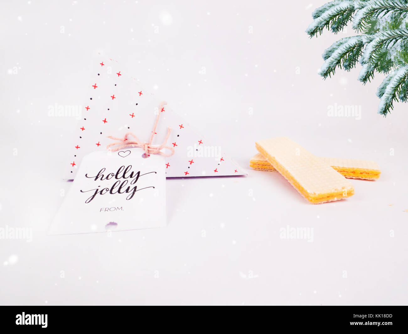Mise à plat de décoration de Noël style triangle rouge avec boîte-cadeau avec des gaufrettes gaufrettes et l'arbre de Noël avec de la neige pour les vacances le mieux pour l'image d'arrière-plan Banque D'Images