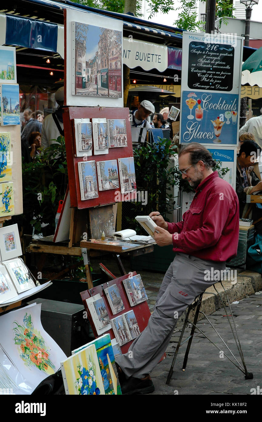 La peinture d'artistes et vente de peintures pour les touristes au trimestre d'artistes à Montmartre sur le chemin de la Basilique du Sacré-Cœur de Paris Banque D'Images