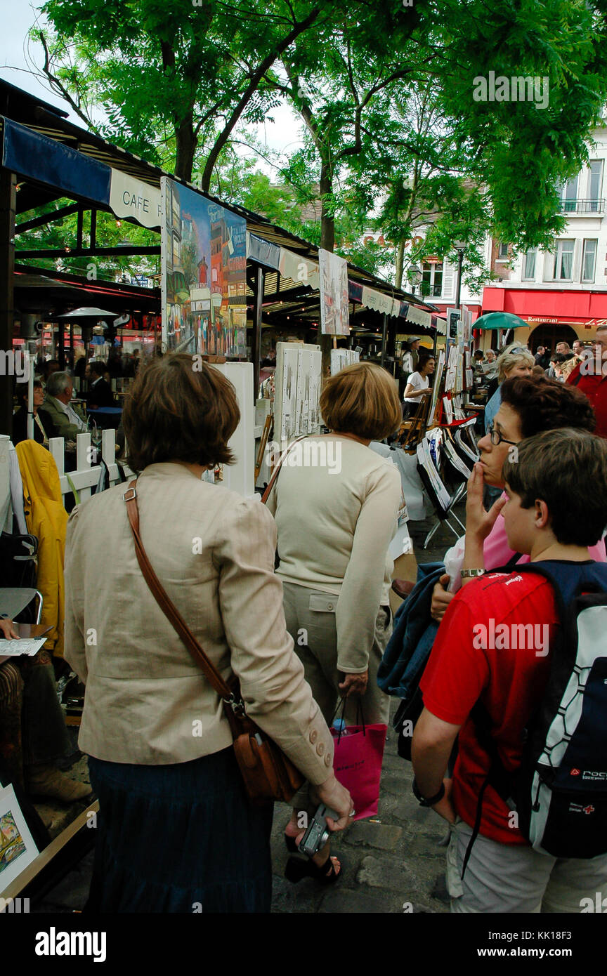 La peinture d'artistes et vente de peintures pour les touristes au trimestre d'artistes à Montmartre sur le chemin de la Basilique du Sacré-Cœur de Paris Banque D'Images