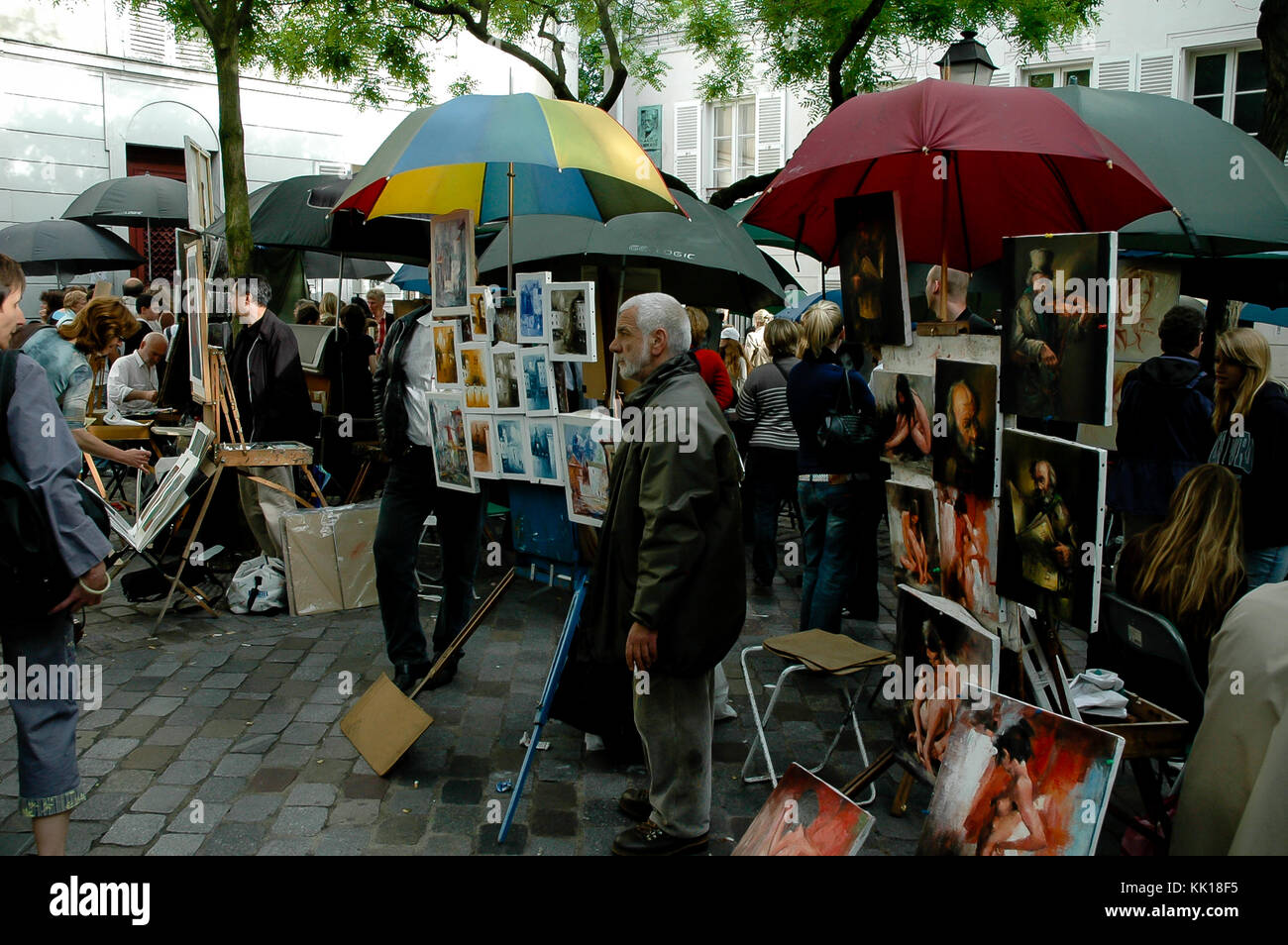 La peinture d'artistes et vente de peintures pour les touristes au trimestre d'artistes à Montmartre sur le chemin de la Basilique du Sacré-Cœur de Paris Banque D'Images