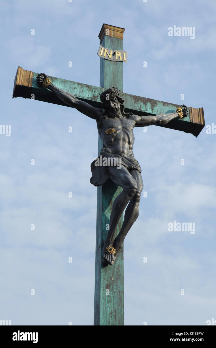 Crucifix sur le pont de pierre (Kamenný most) à Písek, en Bohême du Sud en République tchèque. Banque D'Images