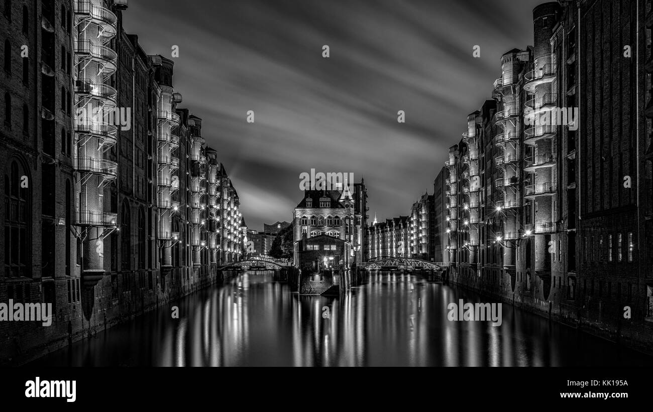 Le château amarré de la Speicherstadt photographié depuis le pont de Poggemühlen. Banque D'Images