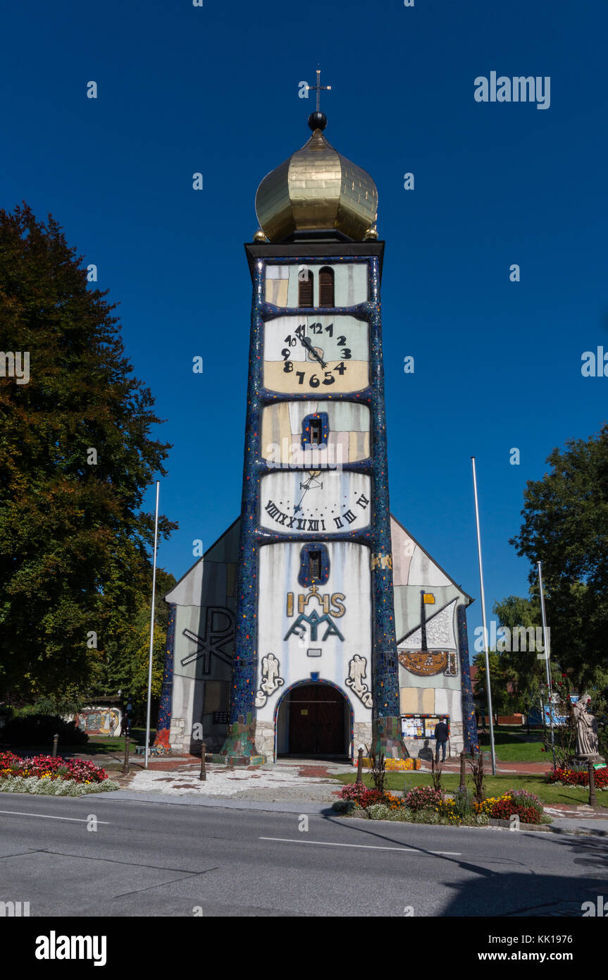 Baernbach, Autriche - 23.09.2017 : Vue de face de l'église Hunertwasser Banque D'Images