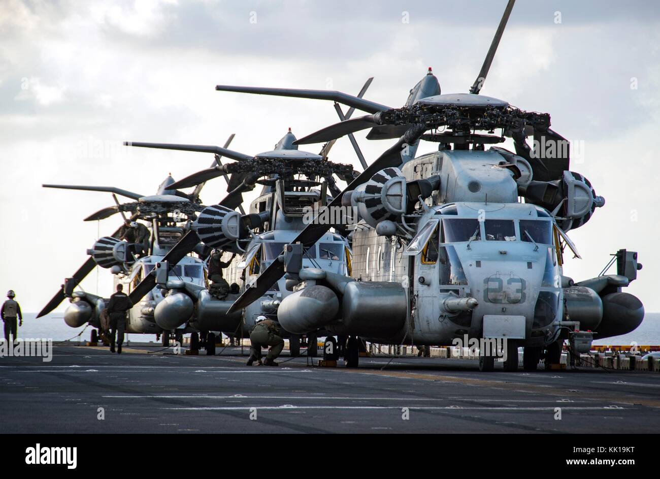 U.s. marine corps CH-53E Super Stallion Helicopters line up sur le poste de pilotage de la marine américaine de la classe Wasp navire d'assaut amphibie USS Bonhomme Richard 18 septembre 2017 dans la mer des Philippines. (Photo de la psc2 diana quinlan via planetpix) Banque D'Images