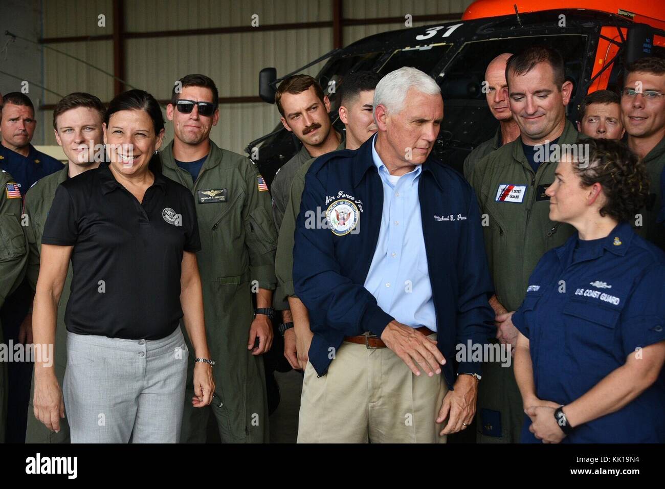 La secrétaire intérimaire de la sécurité intérieure des États-Unis, Elaine Duke (à gauche), et le vice-président américain Mike Pence rencontrent des officiers de la Garde côtière américaine après l'ouragan Irma le 14 septembre 2017 à ft. Meyers, Floride. (Photo PO1 Patrick Kelley via Planetpix) Banque D'Images