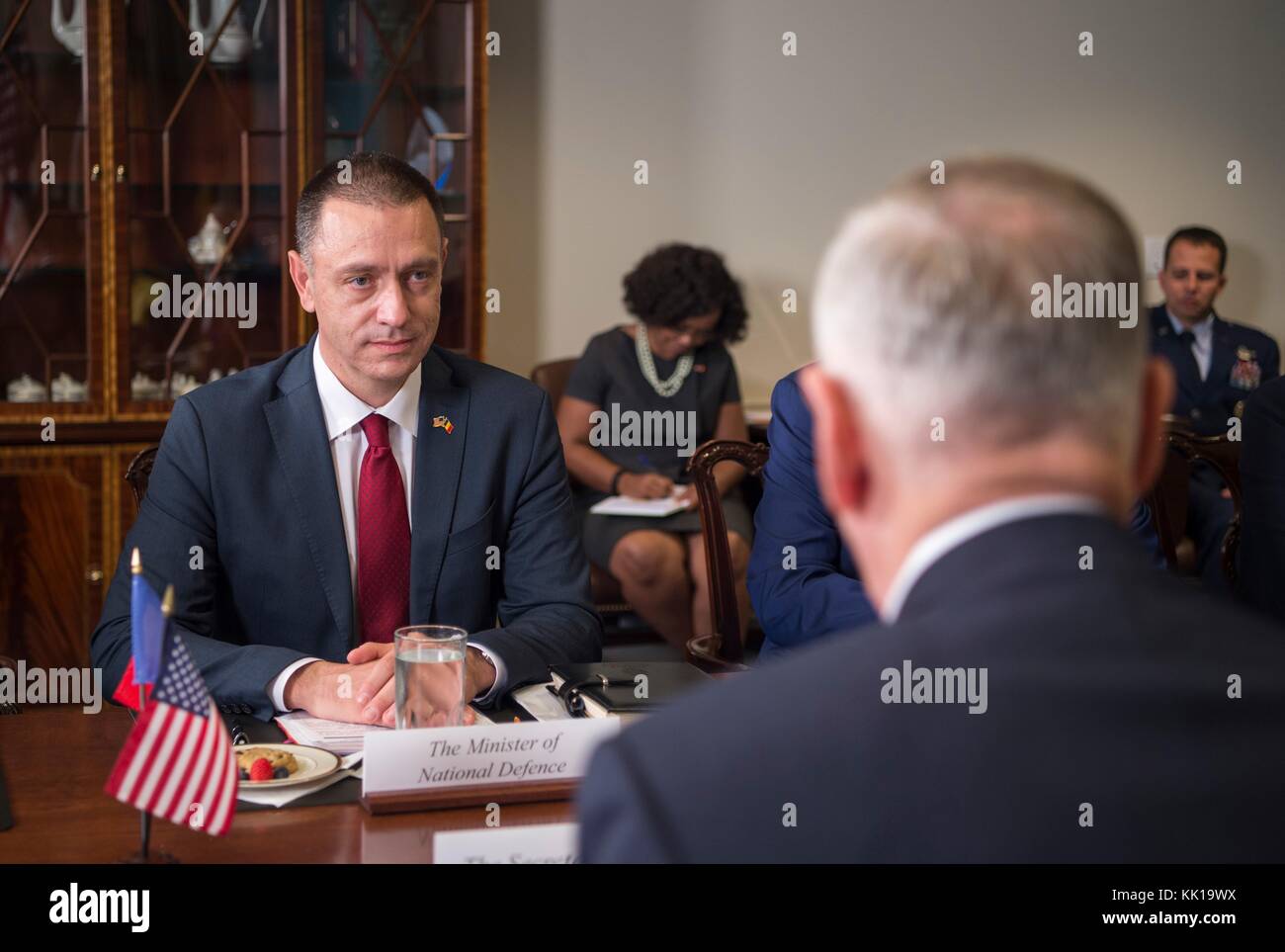 Le ministre roumain de la Défense Mihai-Viorel Fifor rencontre le secrétaire américain à la Défense James Mattis au Pentagone le 19 septembre 2017 à Washington DC. (Photo de Brigitte N. Brantley via Planetpix) Banque D'Images