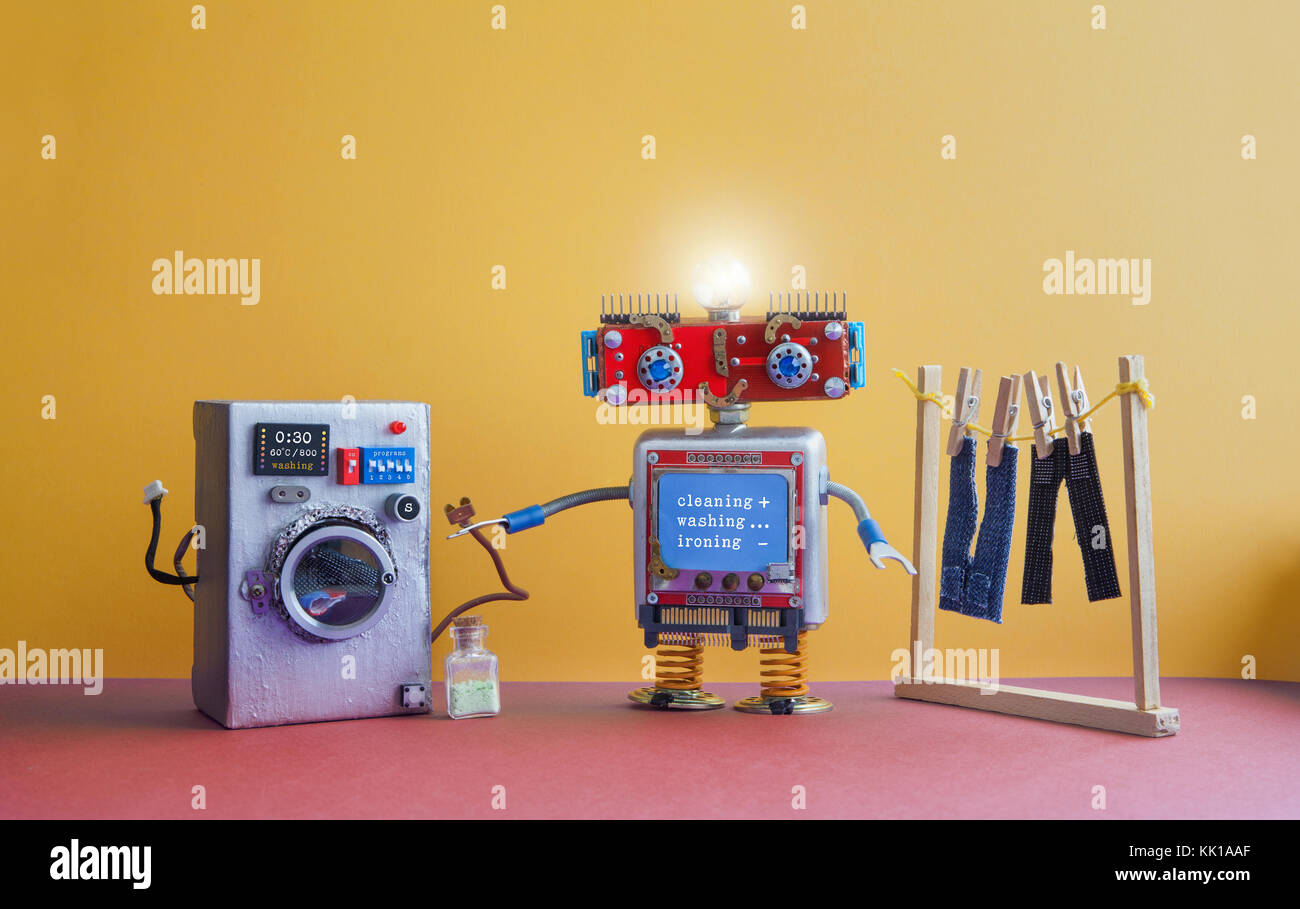 L'automatisation du robot buanderie. Rondelle robotique avec message  Nettoyage, lavage, repassage. Lave-linge, d'hommes Pantalon de jeans séché  sur la corde à linge à l'intérieur. mur jaune, rouge-de-chaussée. Funny  Toys design créatif Photo