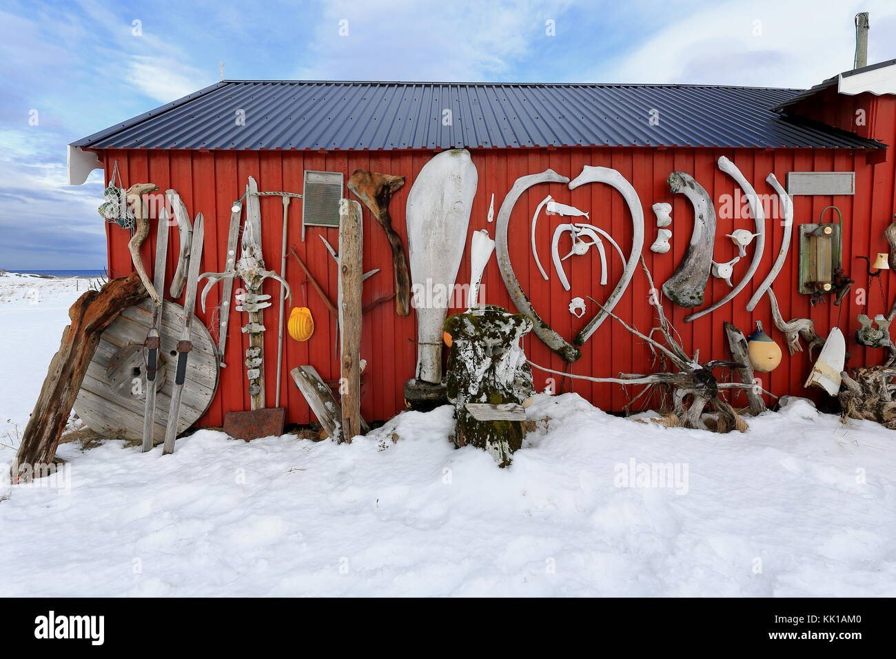 Excentriquement ornate-rouge façade peinte de rorbu-cabane de pêche saisonnières traditionnelles maintenant pour les touristes à côté de fv888-laukvikveien road-nw.côté de austva Banque D'Images