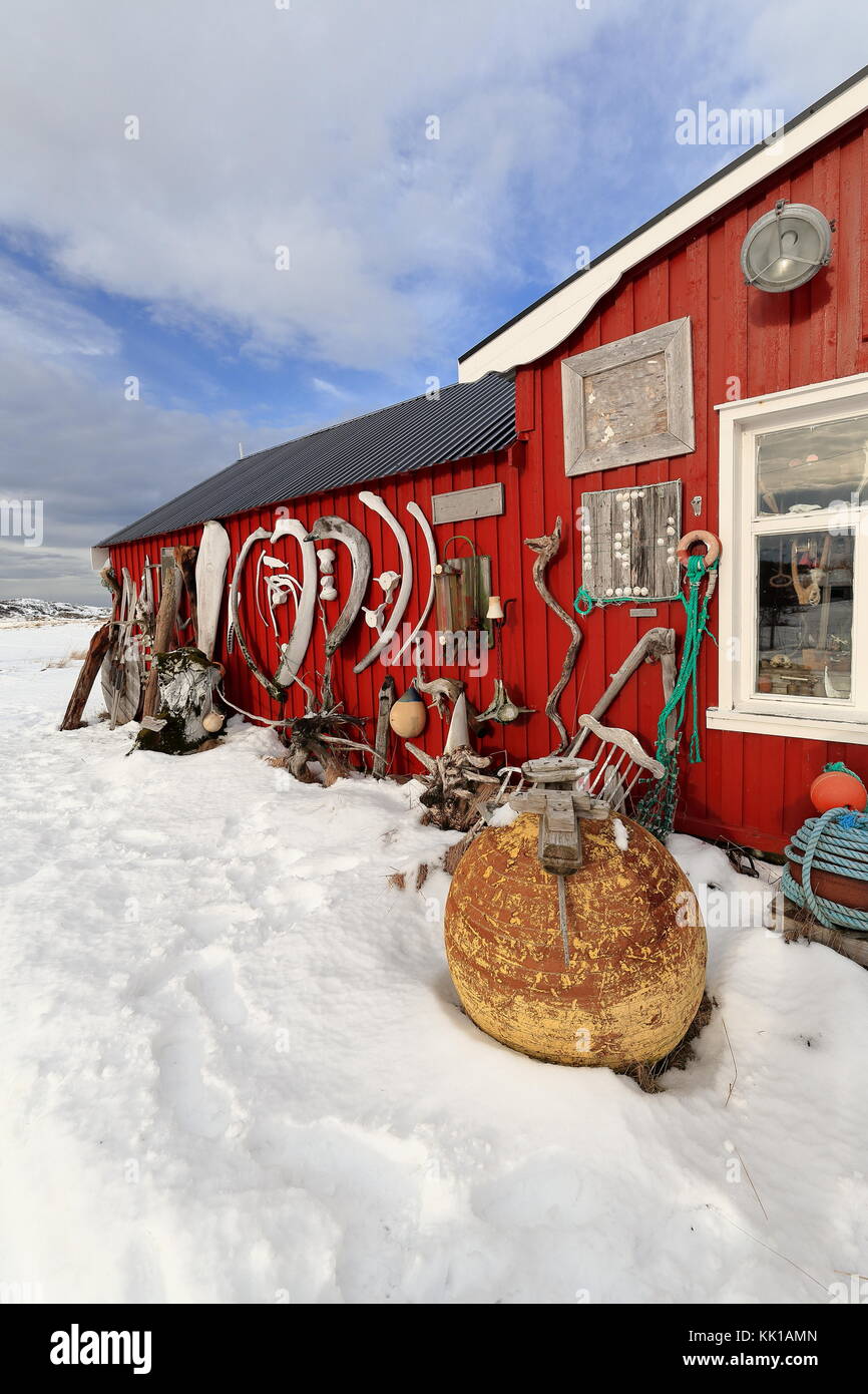 Excentriquement ornate-rouge façade peinte de rorbu-cabane de pêche saisonnières traditionnelles maintenant pour les touristes à côté de fv888-laukvikveien road-nw.côté de austva Banque D'Images